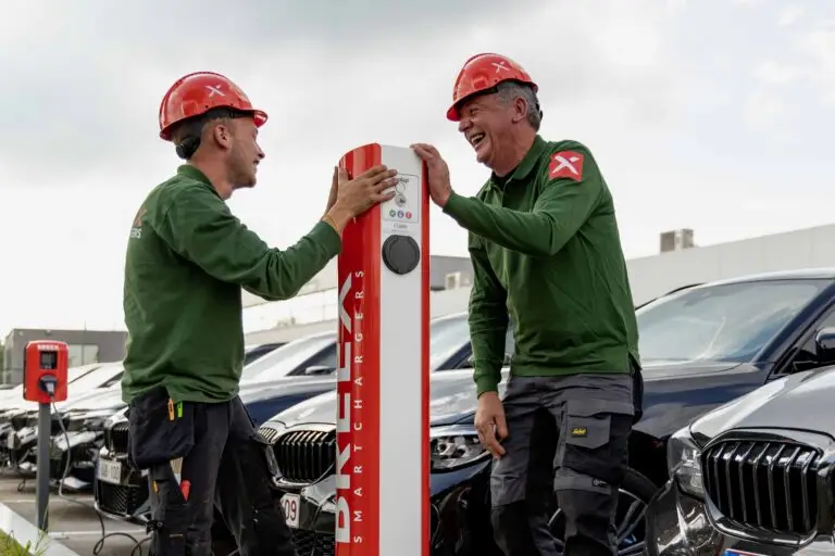 Branding: Groep werknemers in werkkledij bij de camionette, versterkt de Branding.