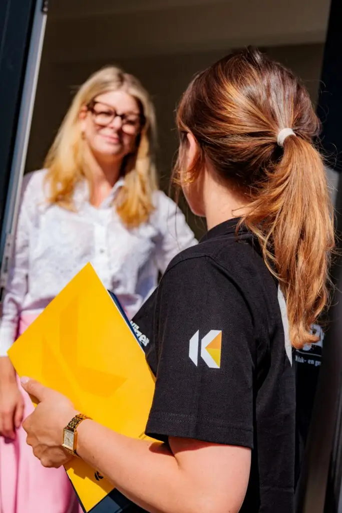 Branding Fotografie: Vrouw met werkkledij en logo, focus op Branding en communicatie.