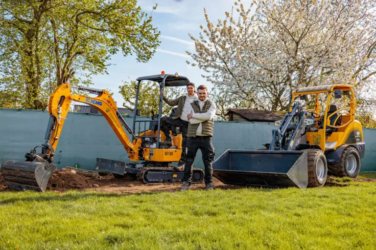 Projectrapportage Fotografie: Graafmachine in actie op een bouwveld/tuin.