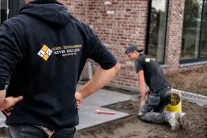 Branding & Projectrapportage: Werknemer met logo op de rug tijdens het werk.