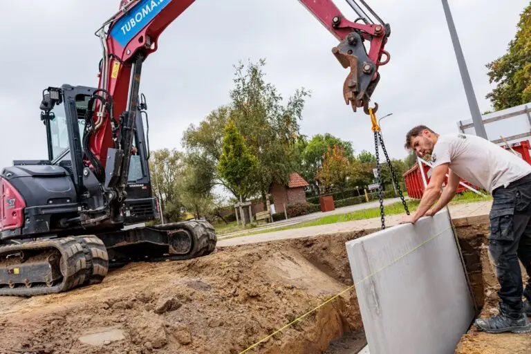 Projectrapportage: Kraan tilt zware last tijdens bouwproject, focus op Fotografie.