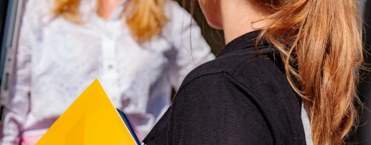 Branding Fotografie: Vrouw met werkkledij en logo, focus op Branding en communicatie.