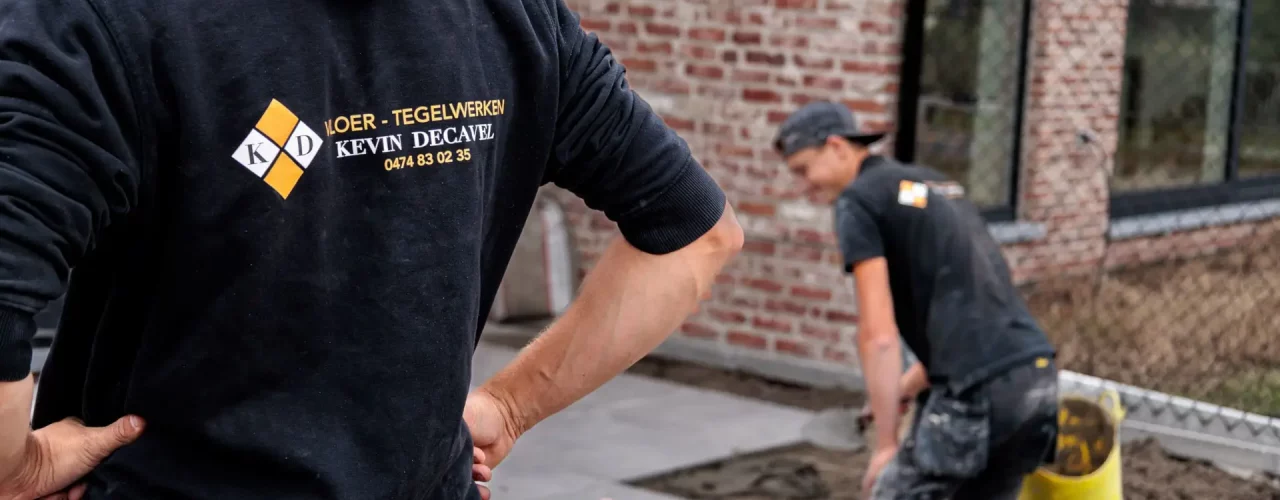 Branding & Projectrapportage: Werknemer met logo op de rug tijdens het werk.